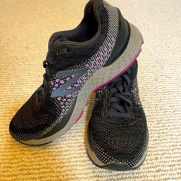 New Balance Sneaks - Picture 1 of 6